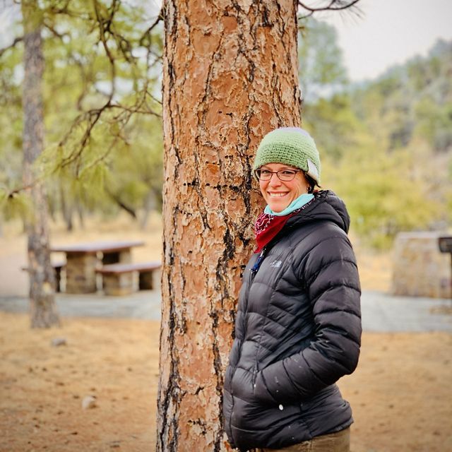 Tara Poloskey portrait with ponderosa pine tree.